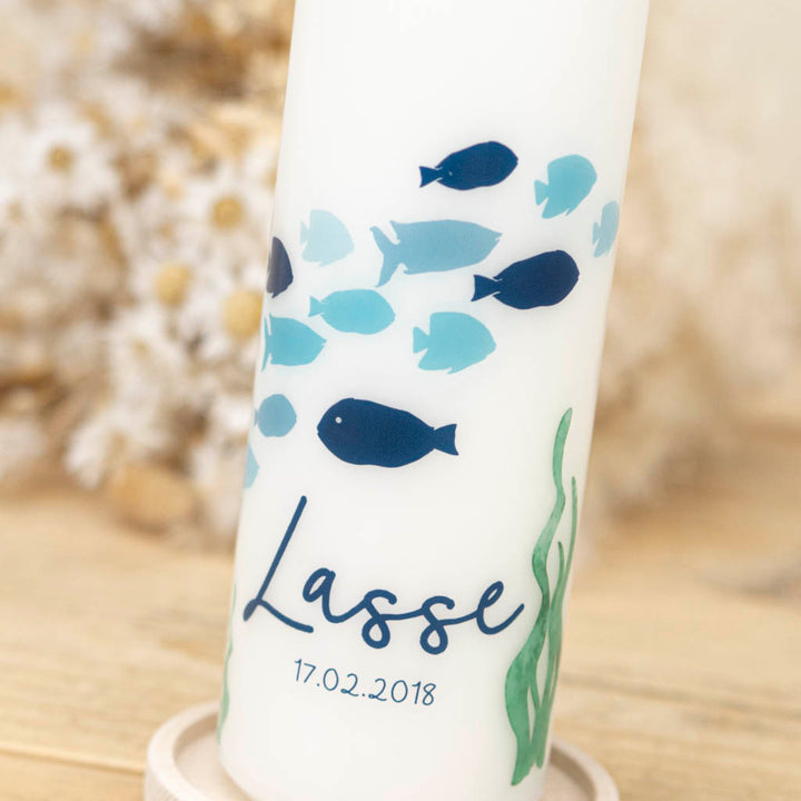 Taufkerze Fische blau – Fischschwarm in drei Blautönen mit Name Lasse