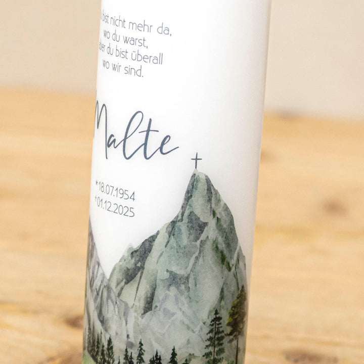 Detail des Aquarell-Bergmotivs der Trauerkerze Berge mit Felsgipfel