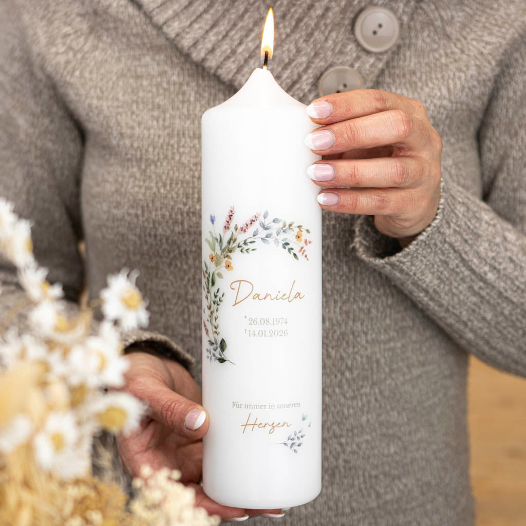 Trauerkerze Blumenkranz mit Wildblumen, Name und Lebensdaten