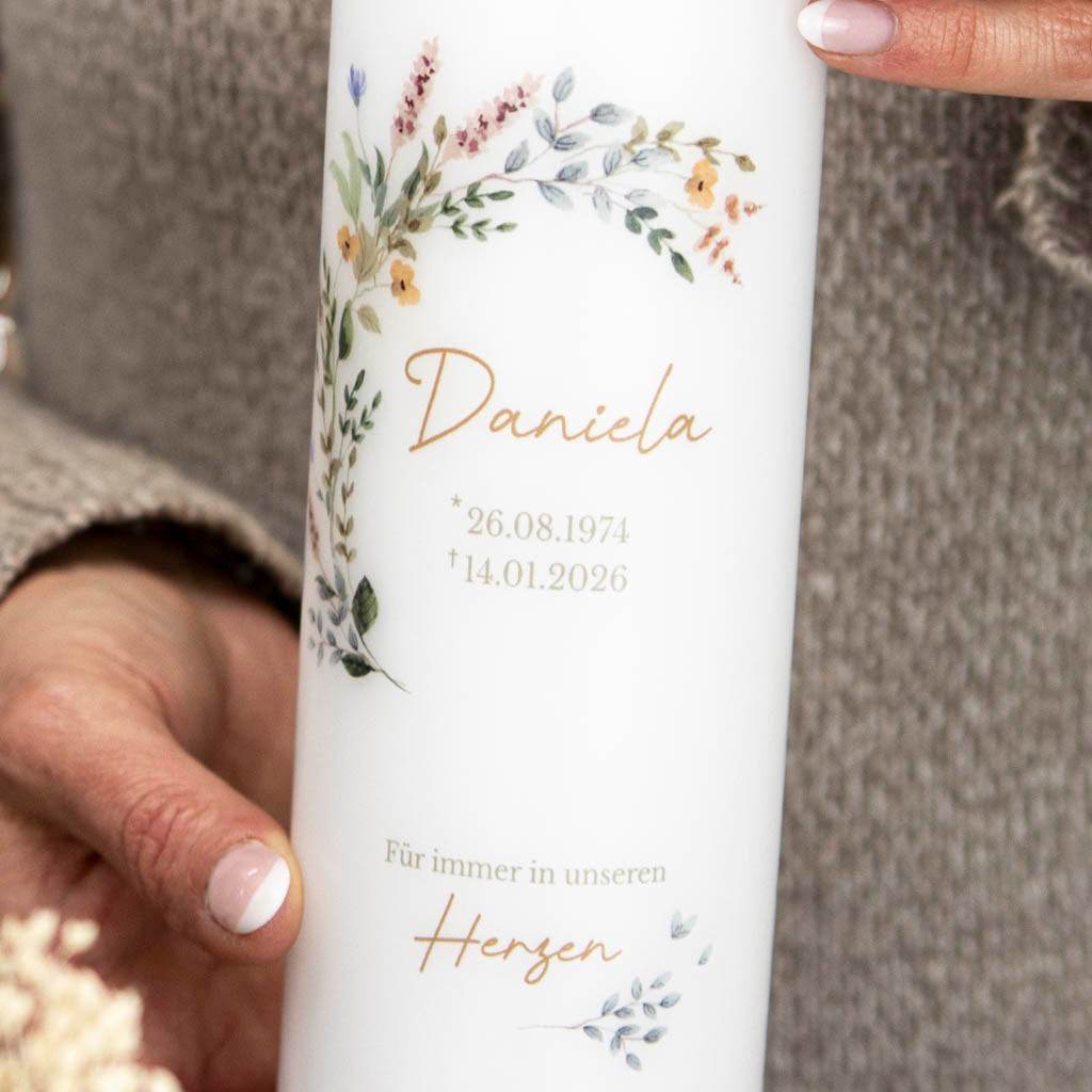 Gedenkkerze mit Wildblumenkranz und frei wählbarem Trauerspruch