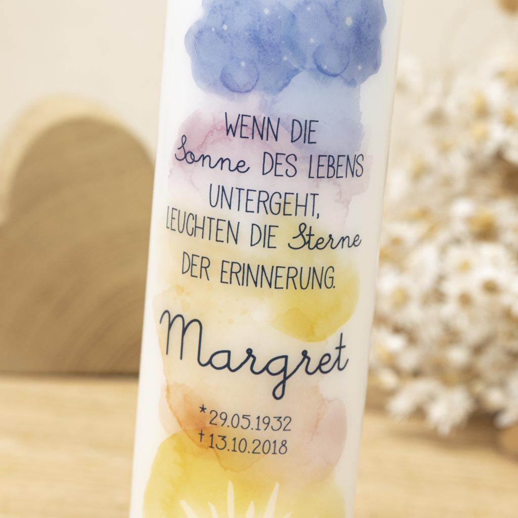 Aquarell-Motiv aus Sonne und Sternen auf der Trauerkerze Erinnerung
