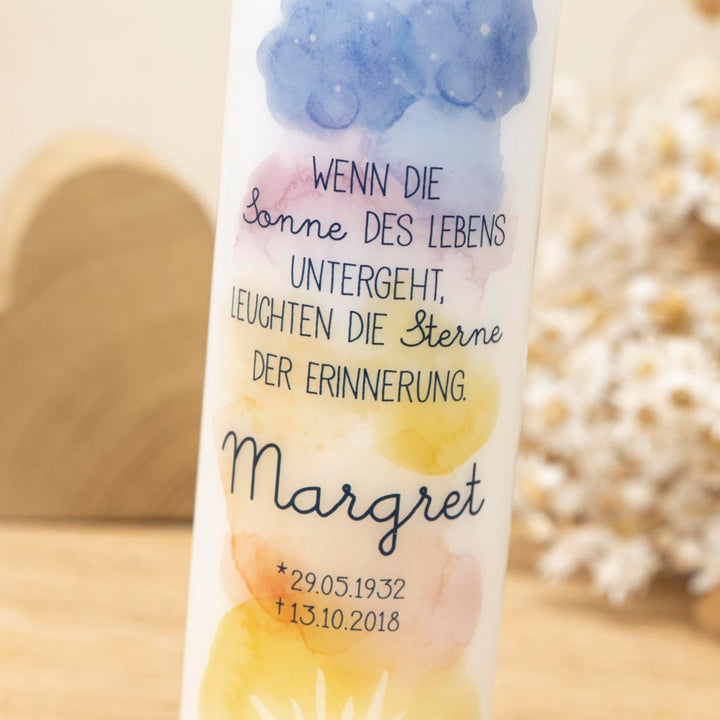 Aquarell-Motiv aus Sonne und Sternen auf der Trauerkerze Erinnerung
