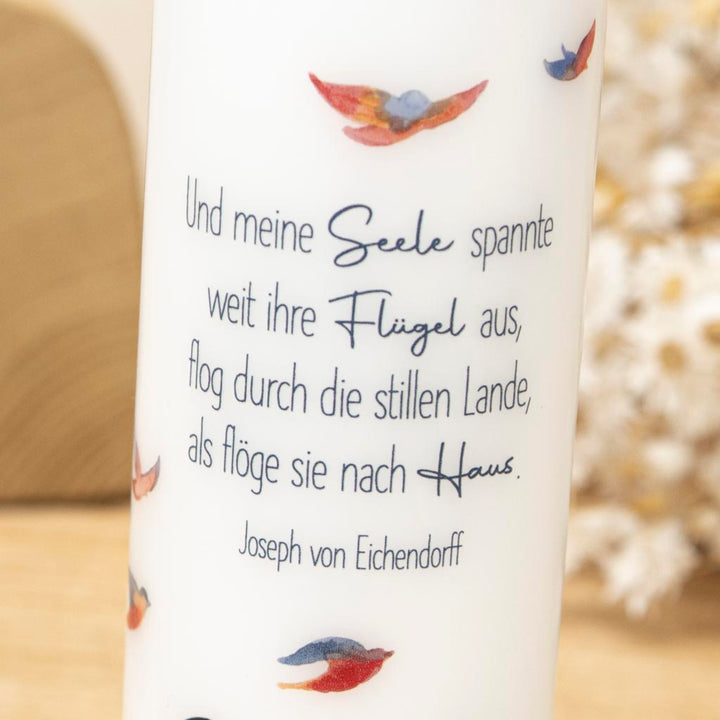Gedenkkerze mit bunten Vögeln im Kirchenfenster-Stil