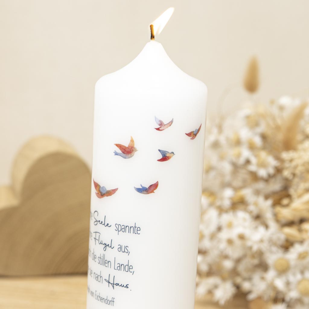 Gedenkkerze mit Vogelmotiv und Trauerspruch