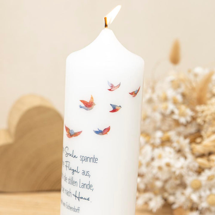 Gedenkkerze mit Vogelmotiv und Trauerspruch