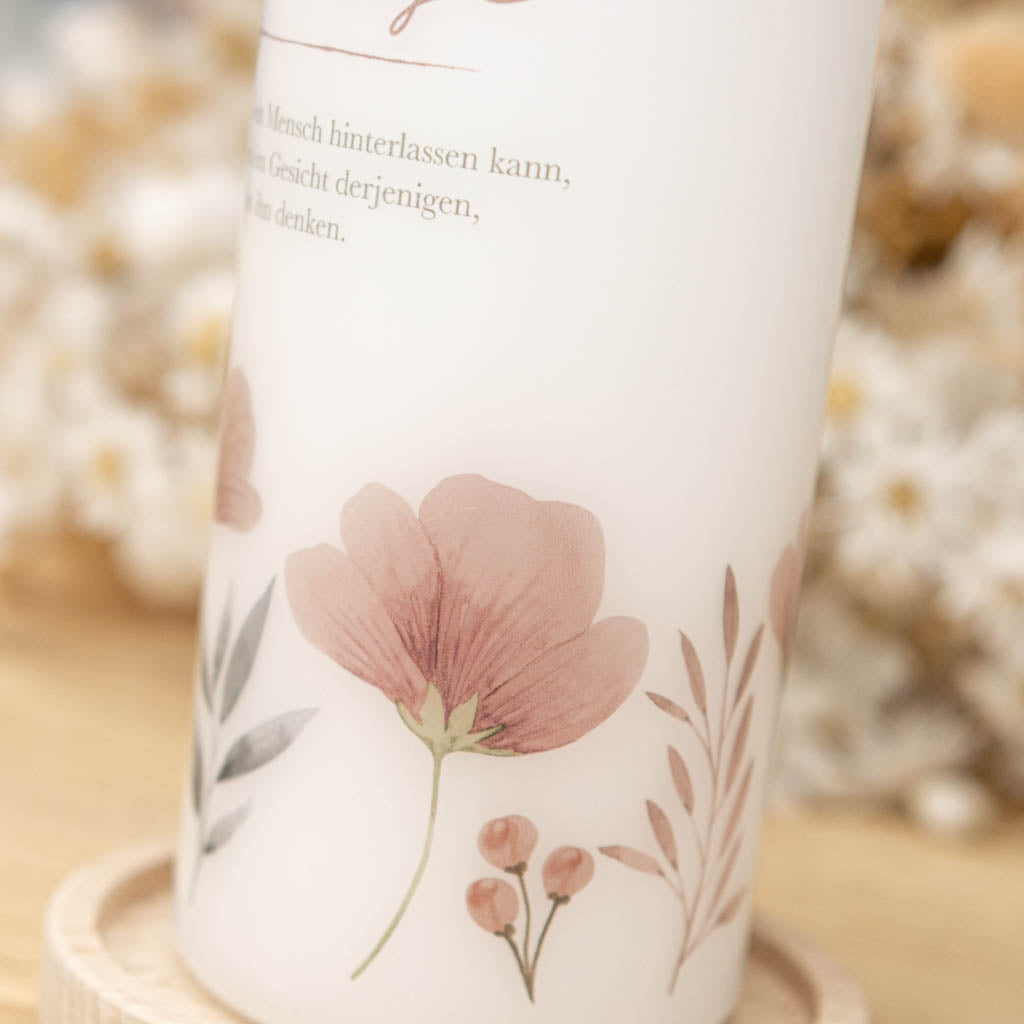 Gedenkkerze mit zarten Blüten in Altrosa