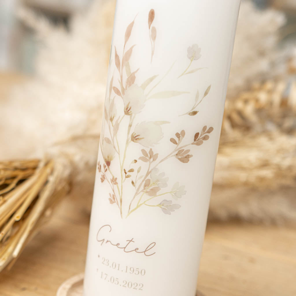 Trauerkerze mit zartem Trockenblumen-Motiv in Beige