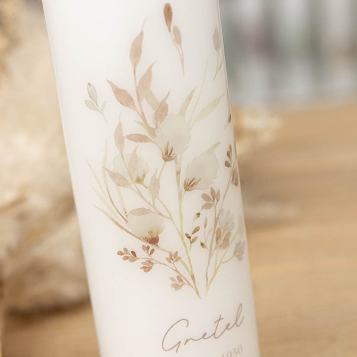 Gedenkkerze mit Wildblumen und Klee als Hoffnungssymbol