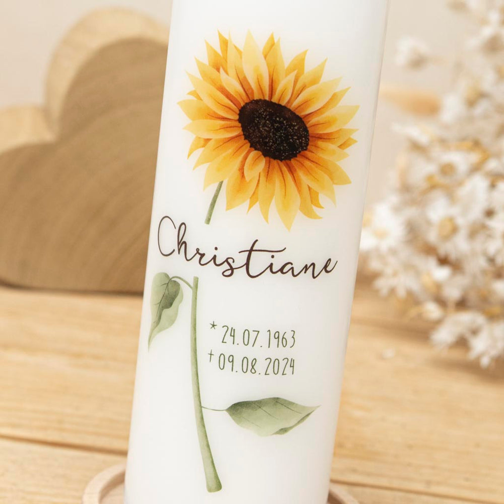 Trauerkerze Sonnenblume mit Name in Schreibschrift und Sterbedaten