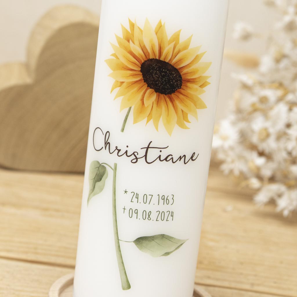 Trauerkerze Sonnenblume mit Name in Schreibschrift und Sterbedaten
