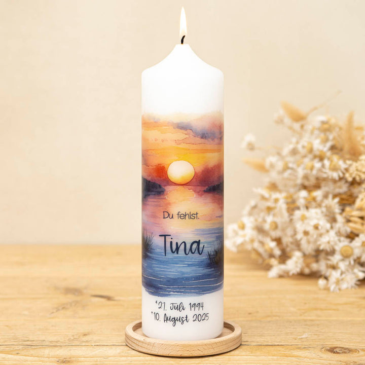 Trauerkerze Sonnenuntergang mit Name, Lebensdaten und Trauerspruch