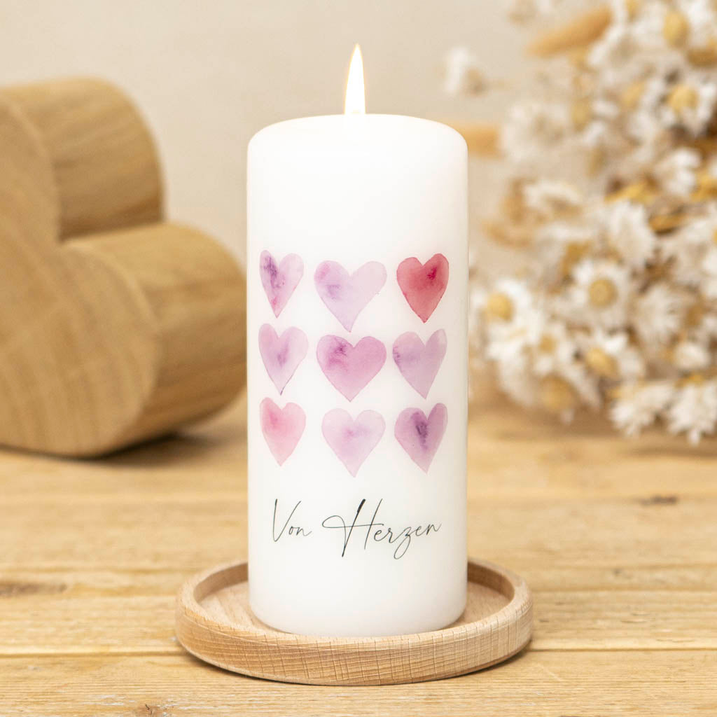 Geschenkkerze mit dem Aufdruck Von Herzen mit Herzen zum Valentinstag