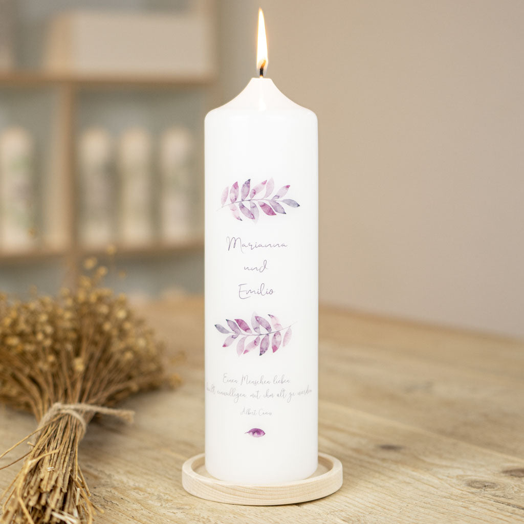 Hochzeitskerze Blätter Aquarell in Lila mit Namen