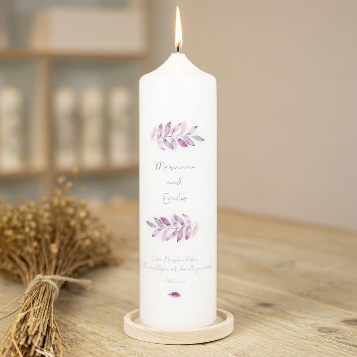 Hochzeitskerze Blätter Aquarell in Lila mit Namen