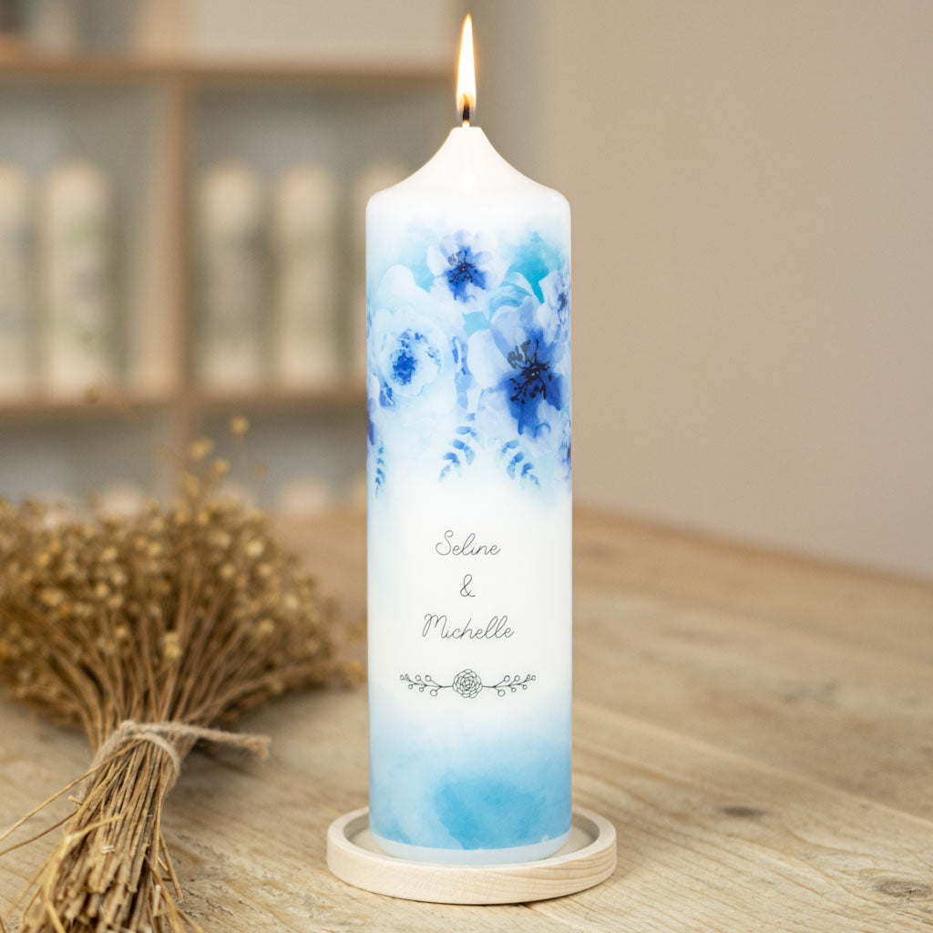 Hochzeitskerze Blaue Blumen mit Aquarell-Verlauf, Namen und Datum
