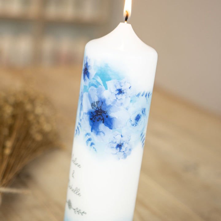 Hochzeitskerze Blaue Blumen Detail des Aquarell-Motivs