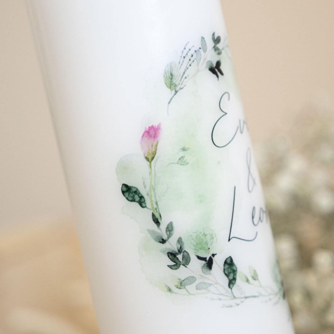 Aquarellkranz aus Blättern und Schmetterlingen auf der Hochzeitskerze