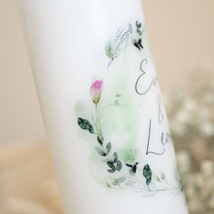 Aquarellkranz aus Blättern und Schmetterlingen auf der Hochzeitskerze