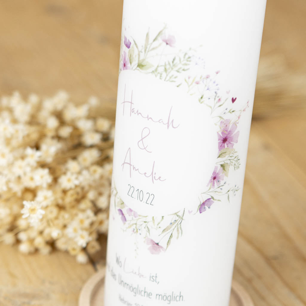 Wildblumenkranz aus Aquarell-Bluten mit kleinem Herz