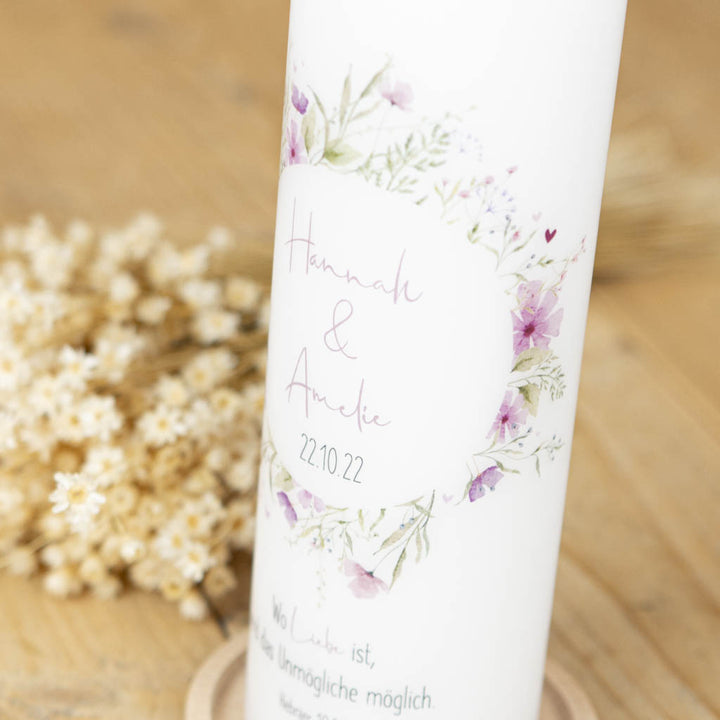 Wildblumenkranz aus Aquarell-Bluten mit kleinem Herz