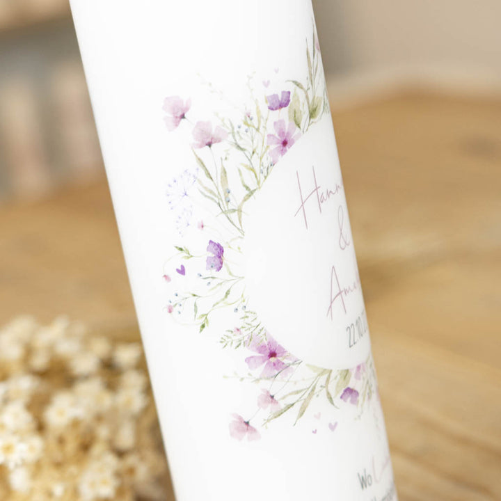 Detail des Wildblumenkranzes aus Rosa und Violett