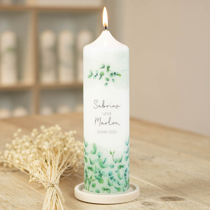 Hochzeitskerze Eukalyptus Bukett mit grünen Zweigen, Namen und Datum