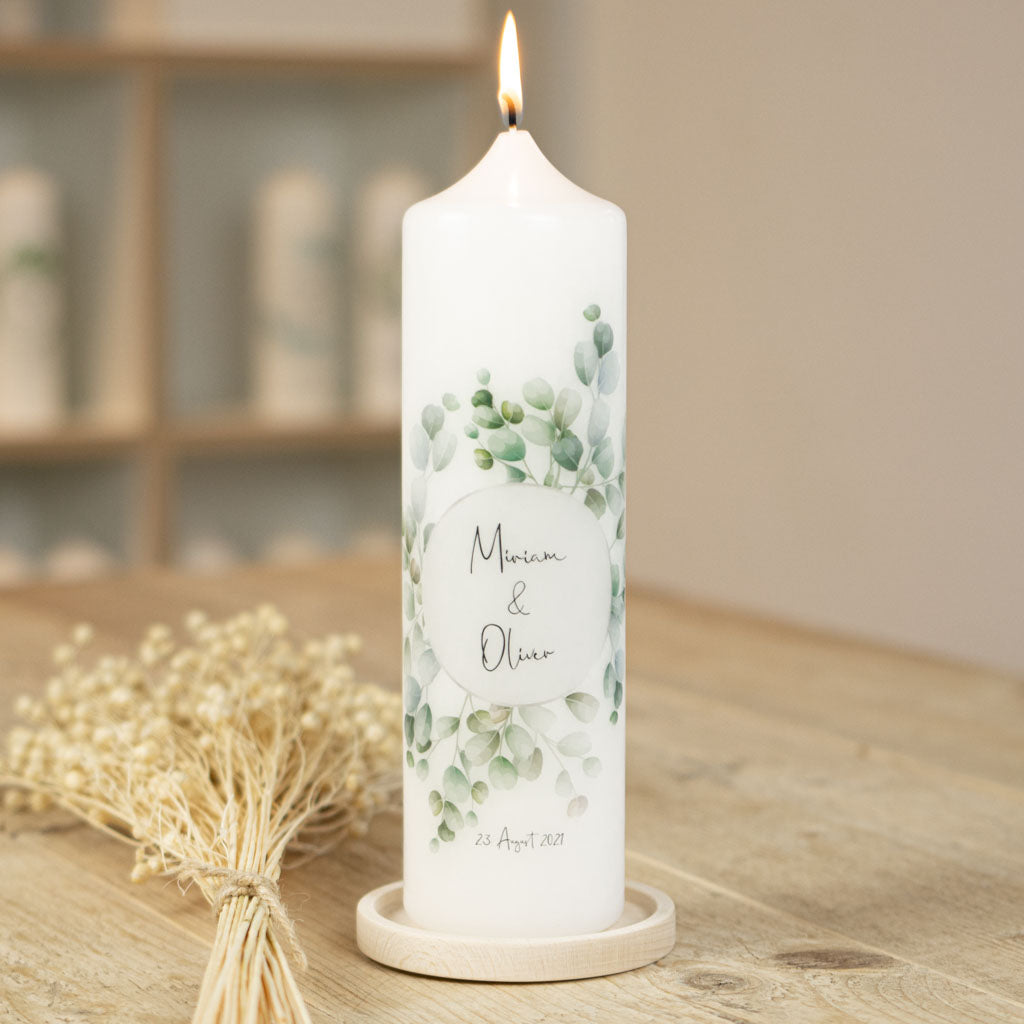 Hochzeitskerze Eukalyptus modern mit grünem Kranz und Namen im Zentrum