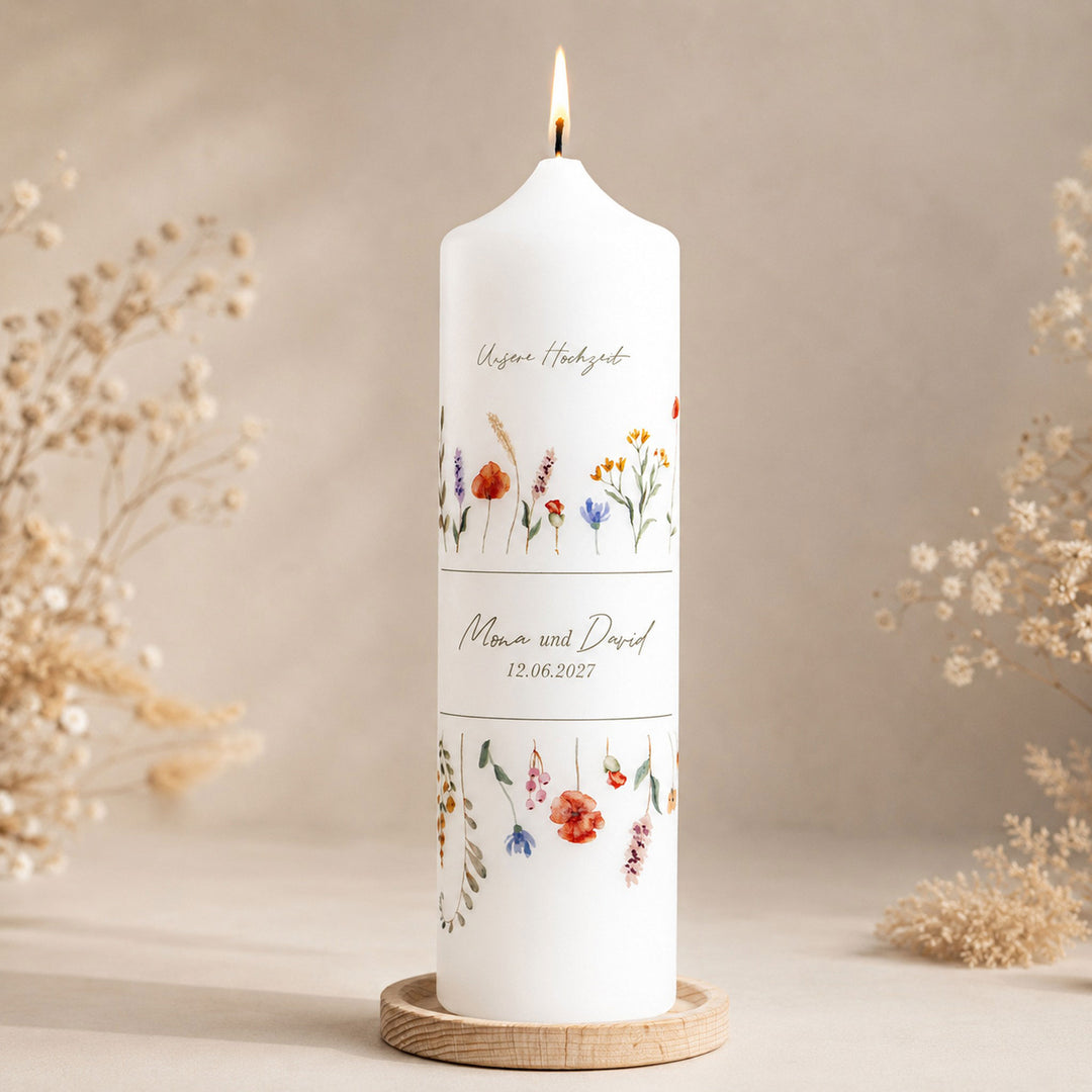 Hochzeitskerze Floral mit Mohnblumen auf einem Kerzenhalter aus Holz