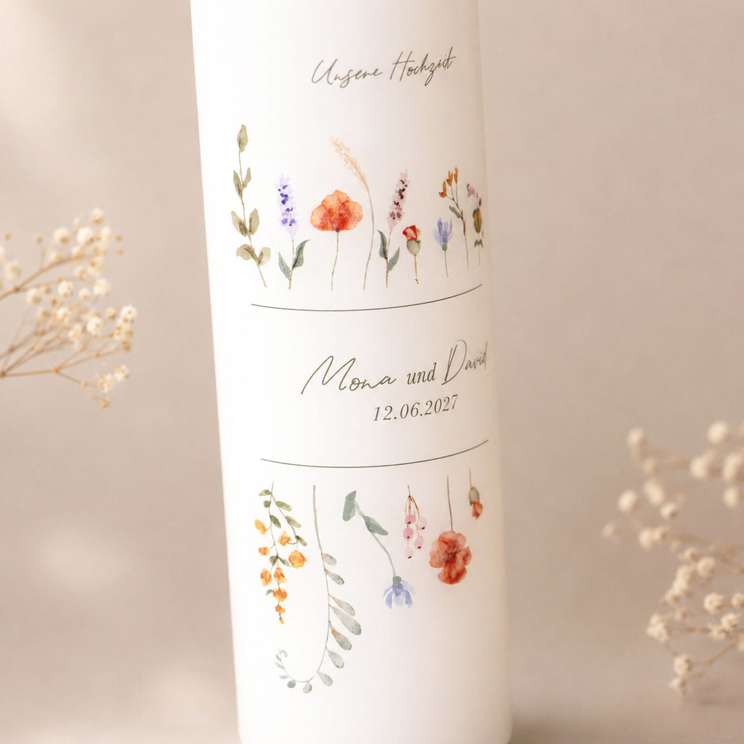 Aquarell-Wildblumenwiese mit Mohn, Lavendel und Kornblume auf der Hochzeitskerze Floral