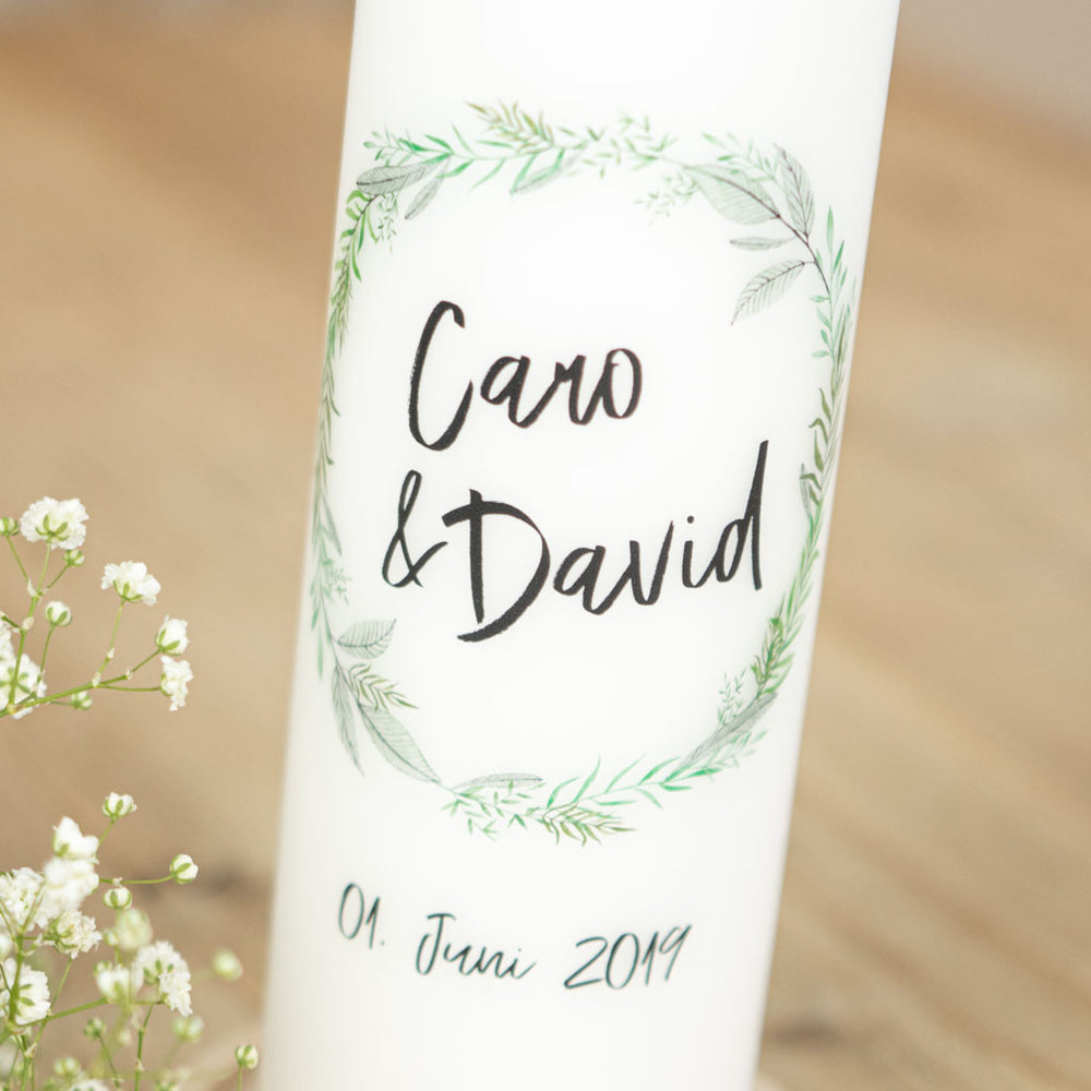 Hochzeitskerze Greenery mit detailreichem Blätterkranz und Namen