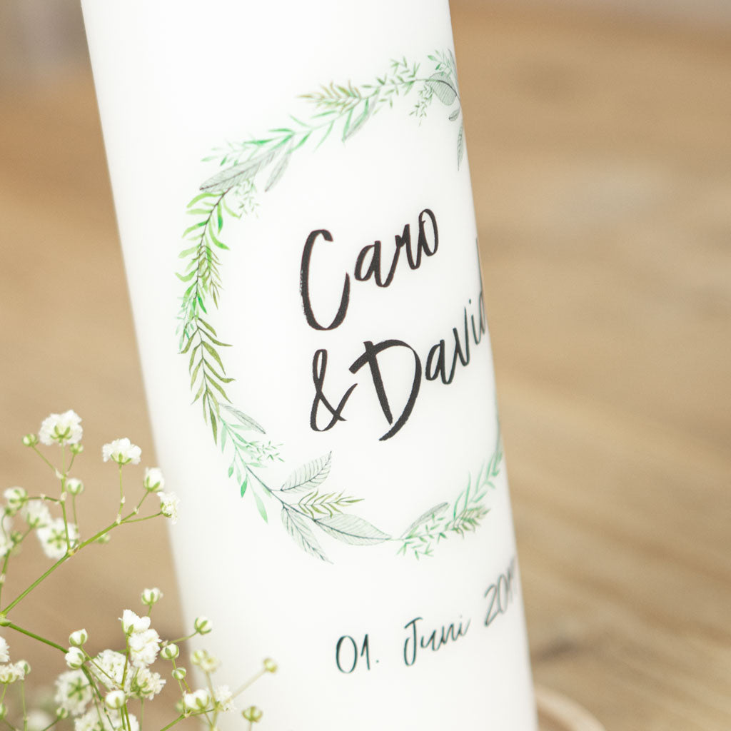 Hochzeitskerze Greenery mit Blätterkranz und moderner Handschrift