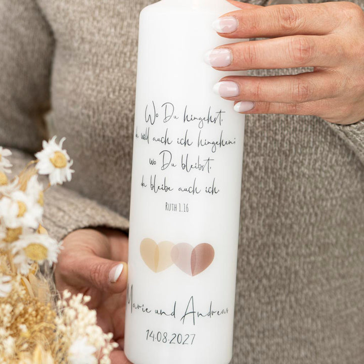 Zwei überlappende Herzen in gedeckten Farben auf der Hochzeitskerze