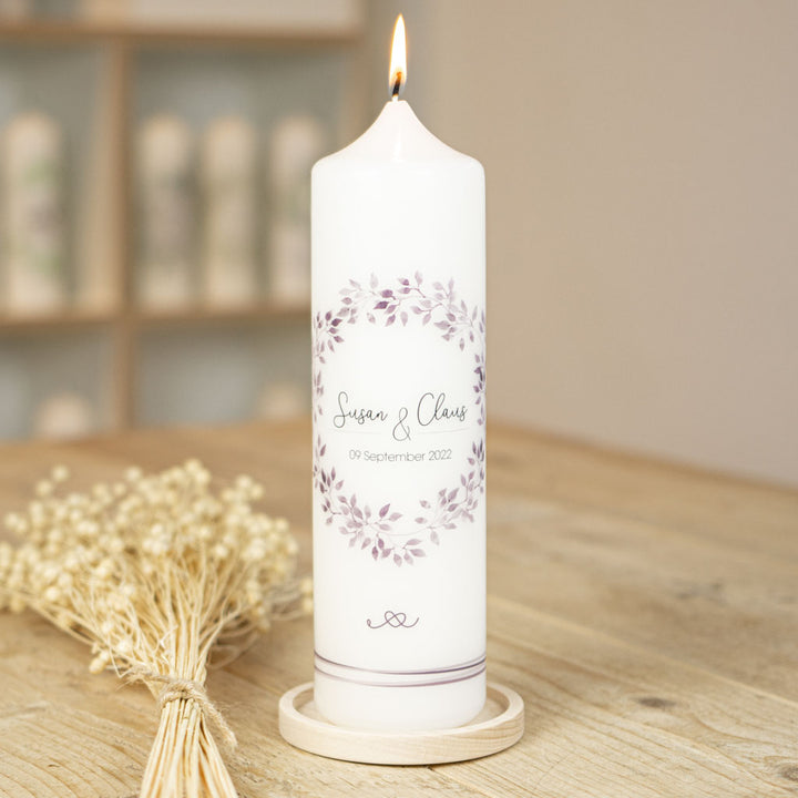 Hochzeitskerze Lila mit Blätterkranz in Mauve, Namen und Datum