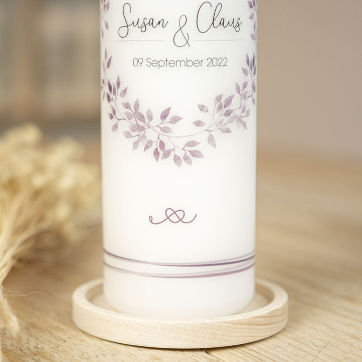 Hochzeitskerze Lila Blumenkranz auf Holzteller