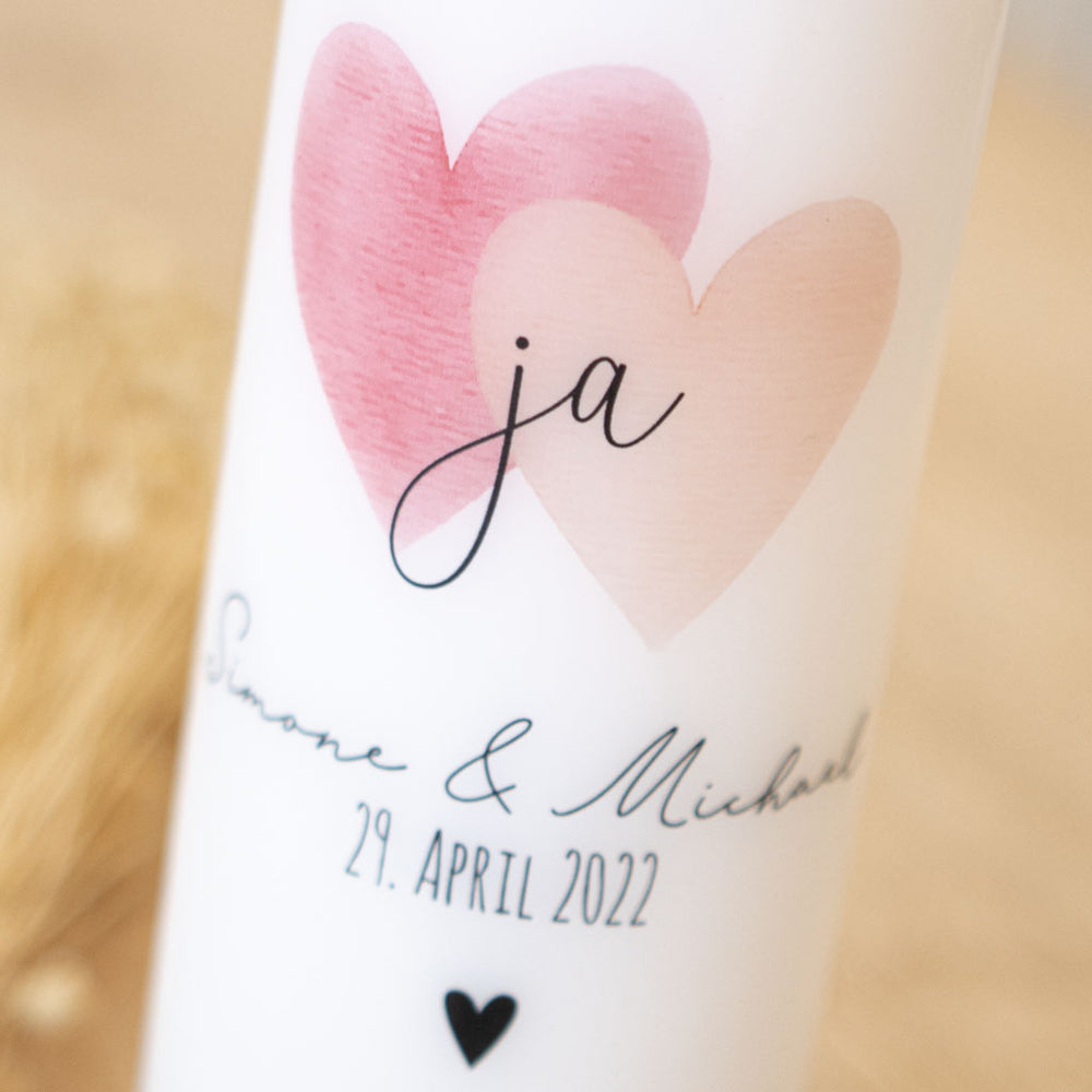 Zwei Aquarell-Herzen mit Ja in der Überschneidung auf der Hochzeitskerze