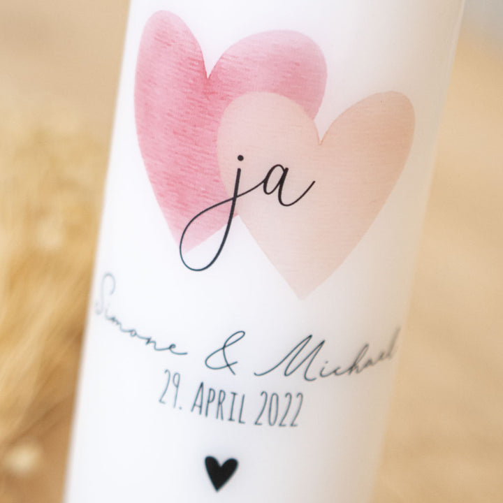 Zwei Aquarell-Herzen mit Ja in der Überschneidung auf der Hochzeitskerze