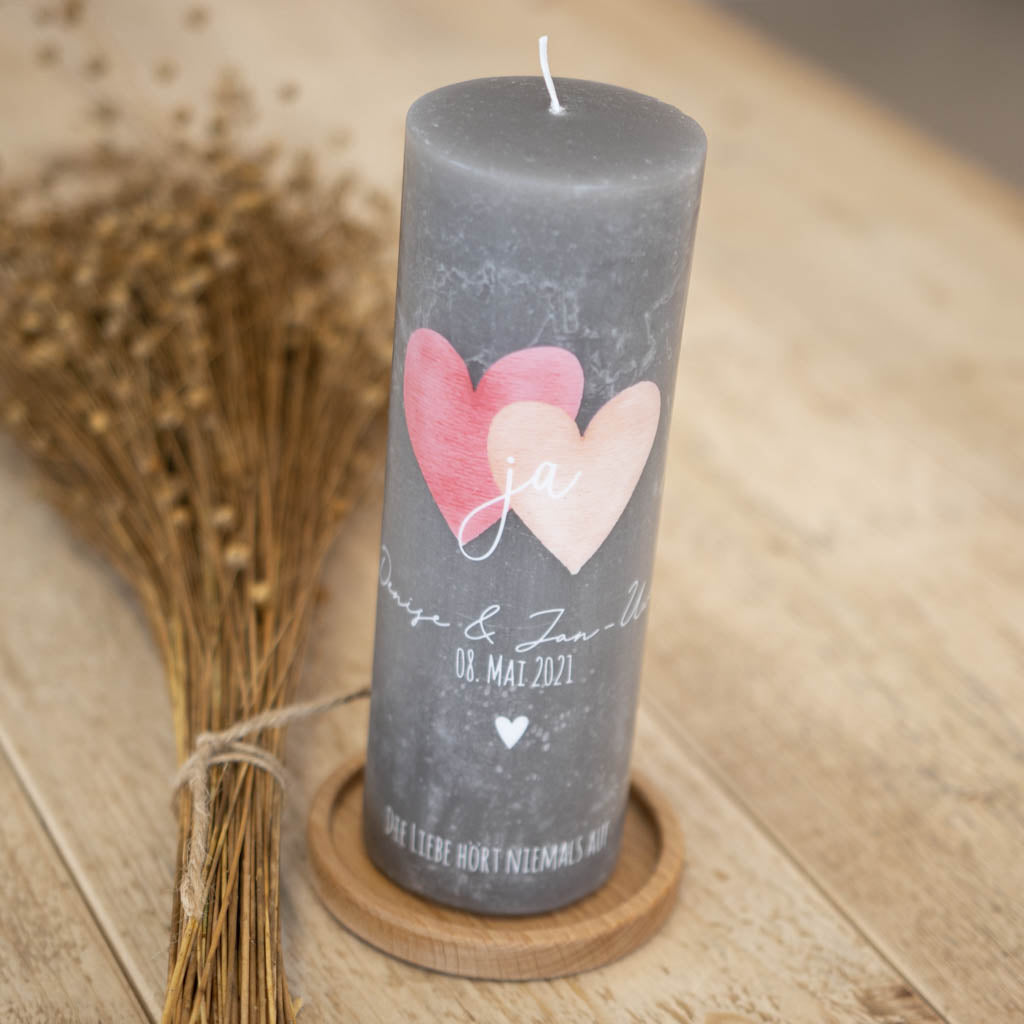Hochzeitskerze zwei Herzen auf Rustic-Kerze in Beton Grau mit weißer Schrift