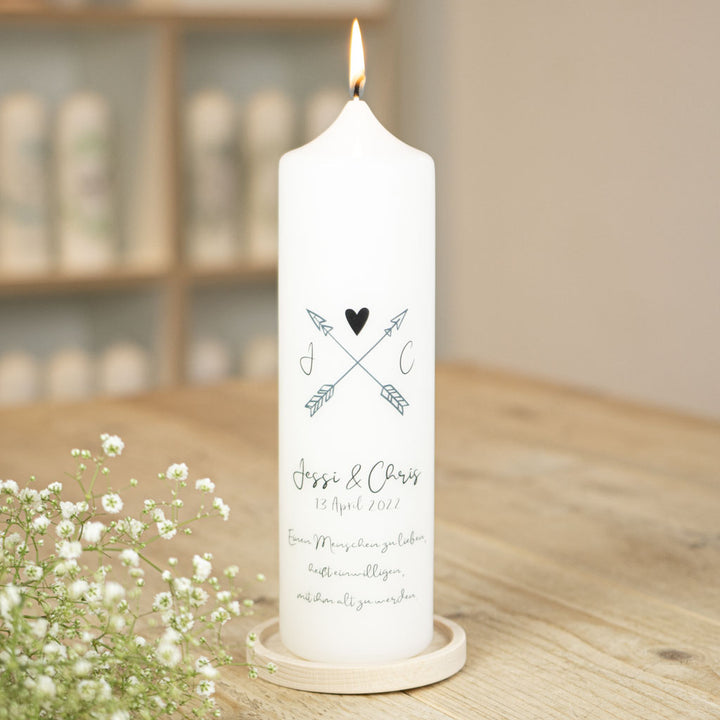 Hochzeitskerze Pfeile im Boho-Stil mit Initialen und Datum