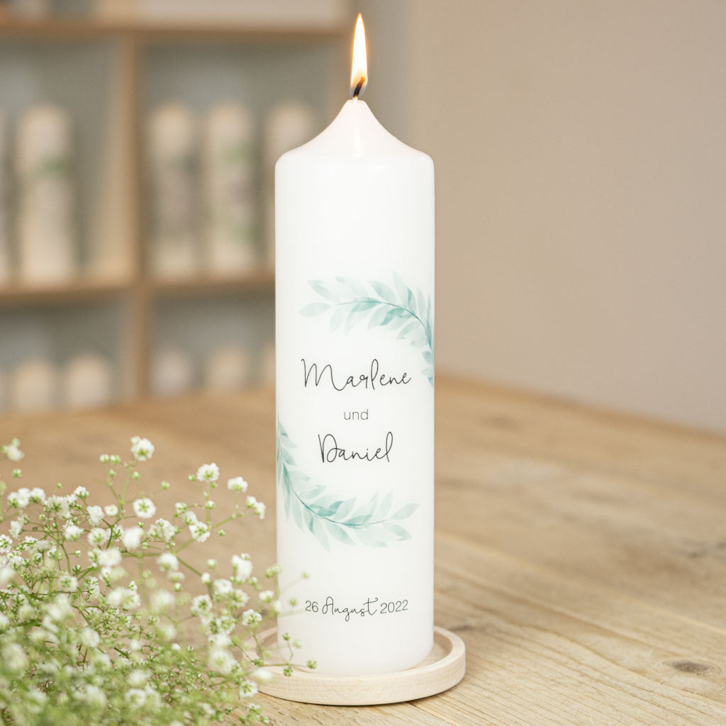 Hochzeitskerze Natur mit zartem Zweigkranz in Wasserfarboptik