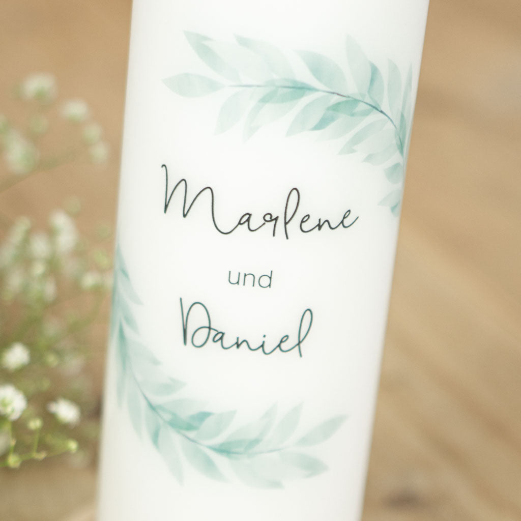 Hochzeitskerze Natur mit grün-türkisem Zweigkranz und Namen