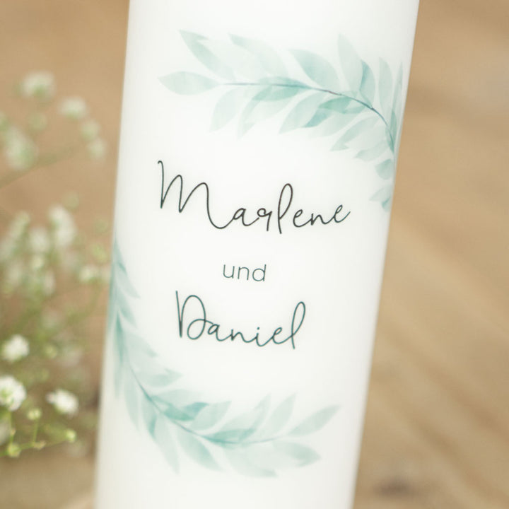 Hochzeitskerze Natur mit grün-türkisem Zweigkranz und Namen
