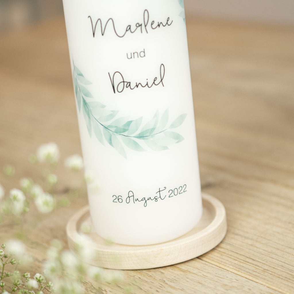 Hochzeitskerze Natur mit Namen und Hochzeitsdatum im Zweigkranz