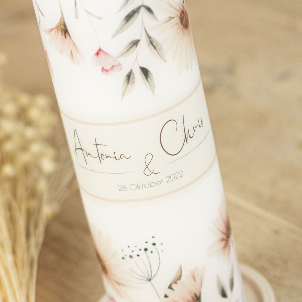 Wildblumen-Hochzeitskerze Altrosa, Schriftband mit Namen und Datum nah