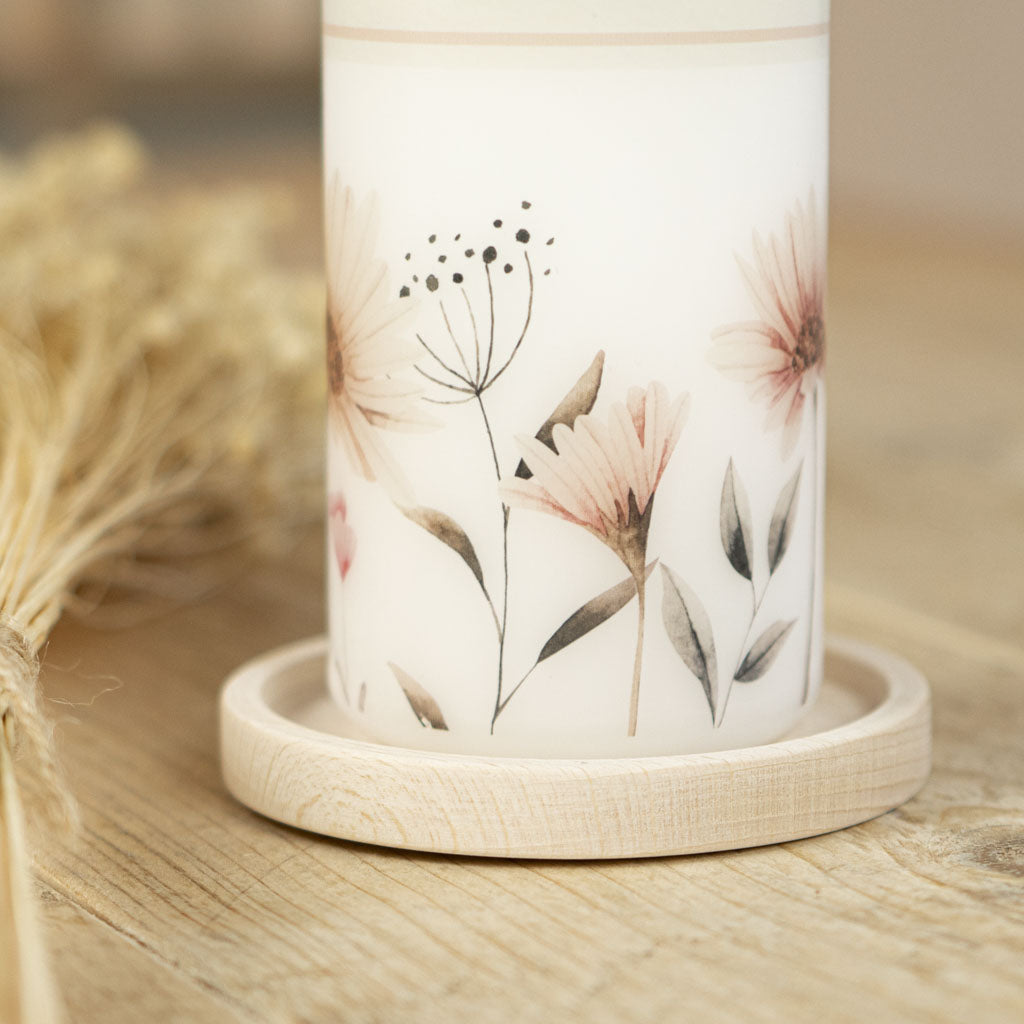 Aquarell-Wildblumen Altrosa am Fuß der Hochzeitskerze auf Holzteller