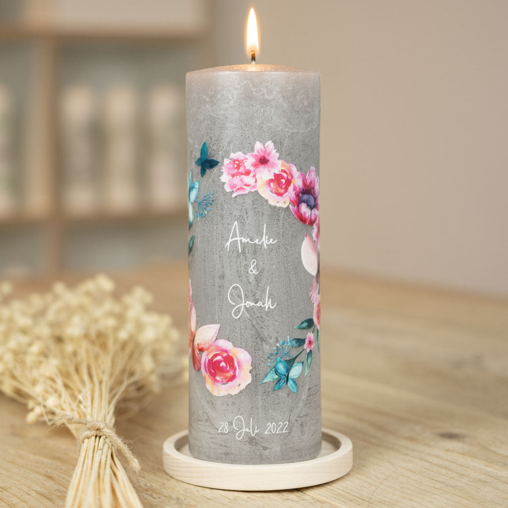 Hochzeitskerze Schmetterling mit Blütenkranz auf Rustic-Kerze in Beton-Grau