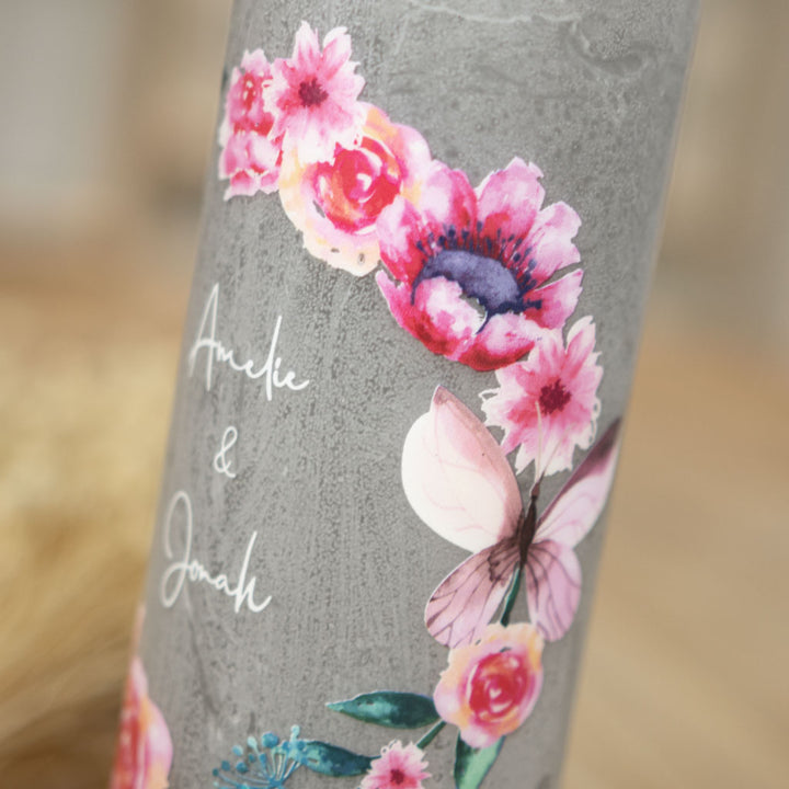 Hochzeitskerze Schmetterling mit Blütenkranz und zwei Schmetterlingen in Türkis und Rosa