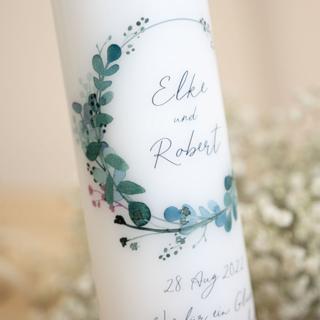 Blätterkranz aus grünen Zweigen der Hochzeitskerze Zweige
