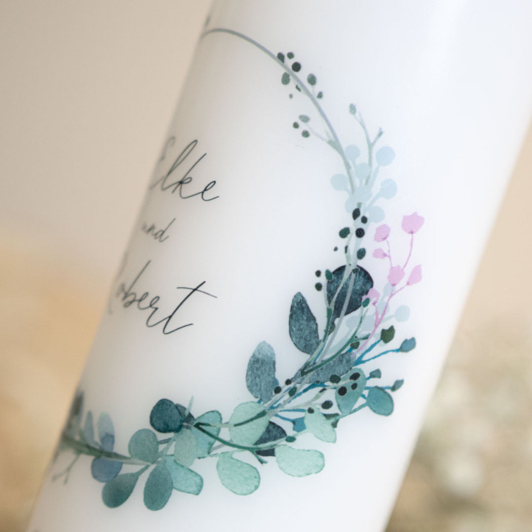 Blätterkranz der Hochzeitskerze Zweige mit rosa Blütchen