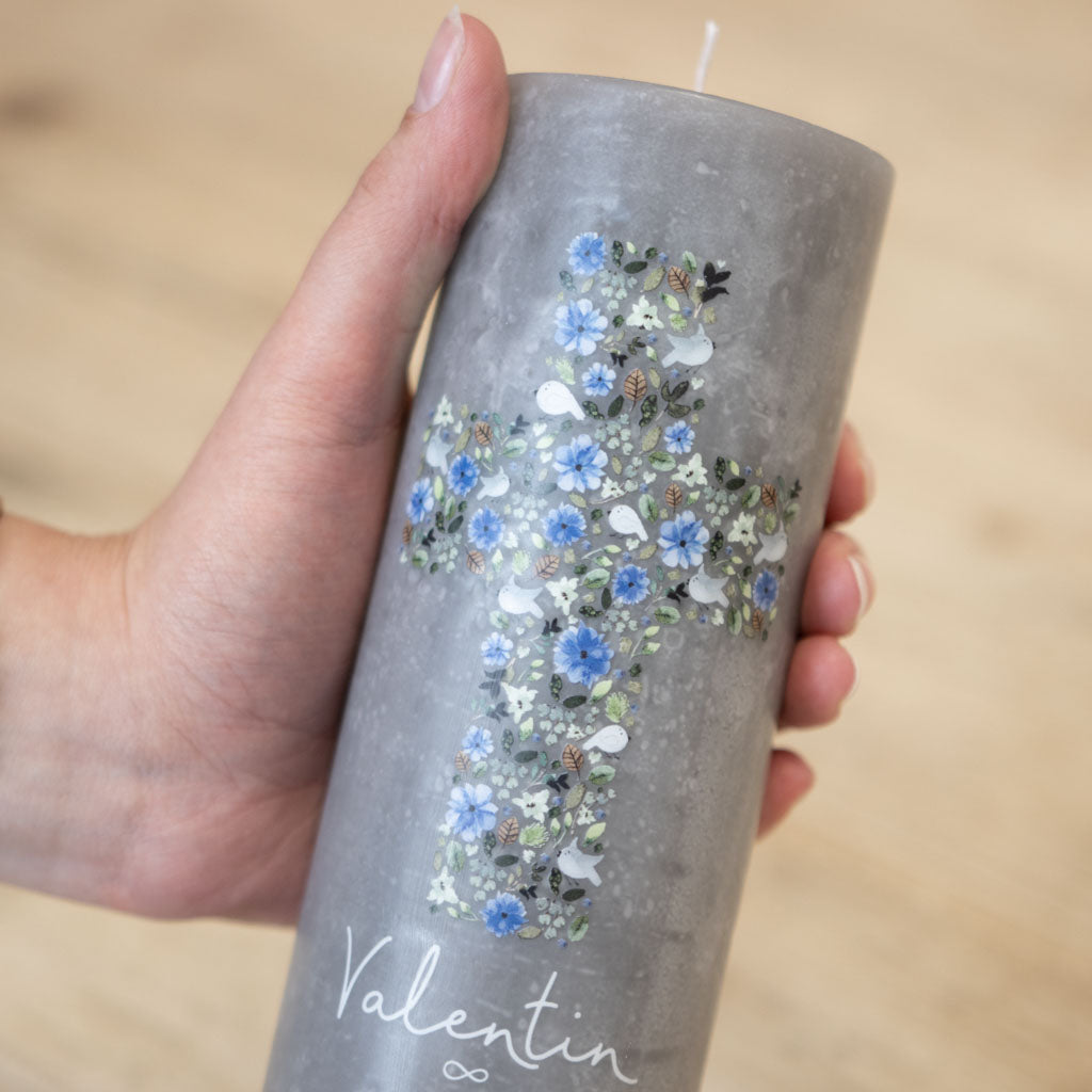 Taufkerze mit blauem floralem Kreuz auf Rustic Beton Grau, Beispielname Valentin