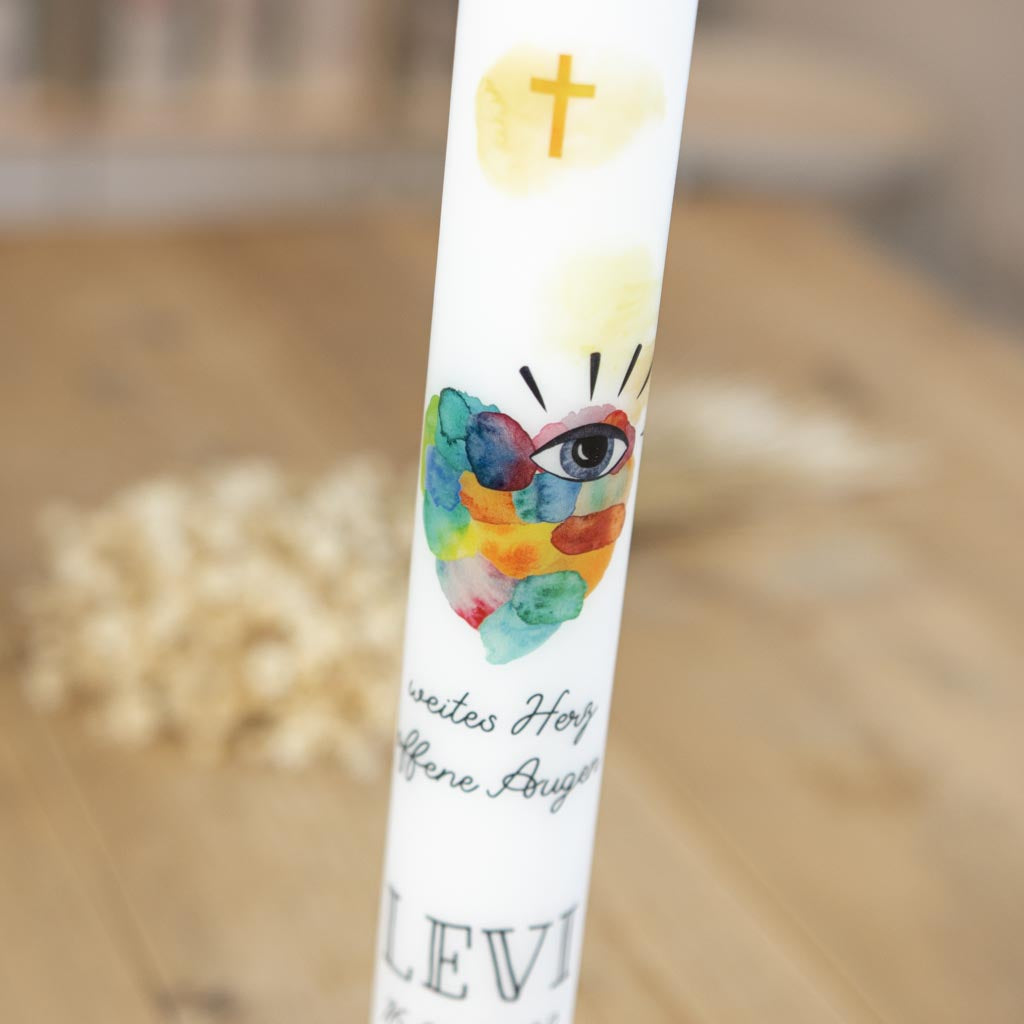 Kommunionkerze mit buntem Herz, Auge und Kreuz